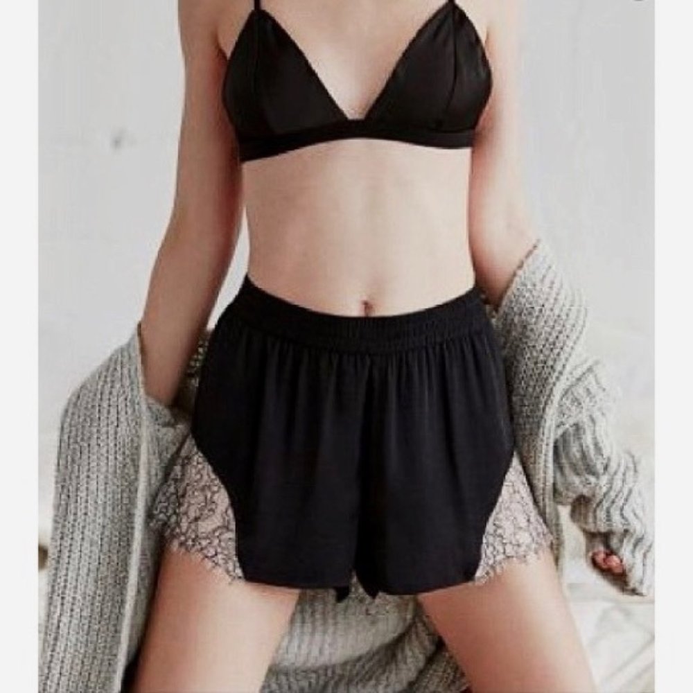 URBAN OUTFITTERS ME TO WE Black Lace Shorts Large
